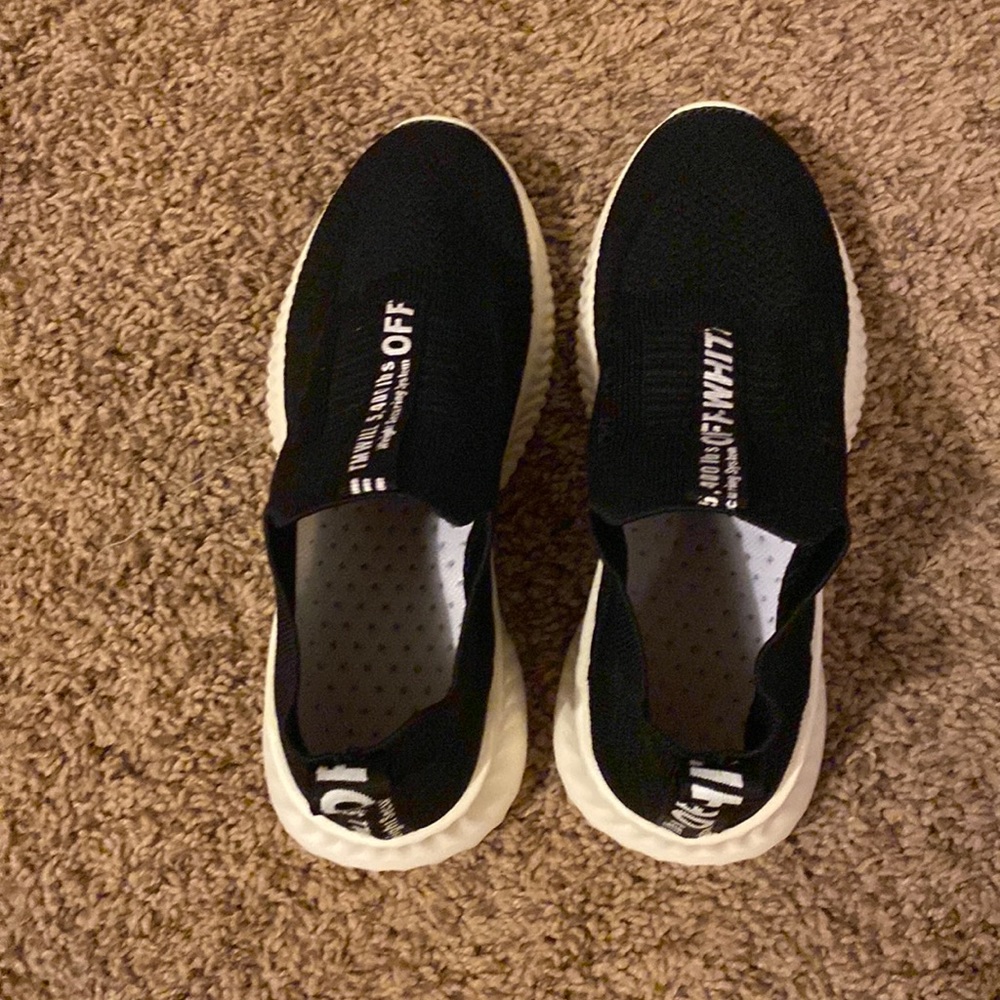 They are off white not laces very good condition